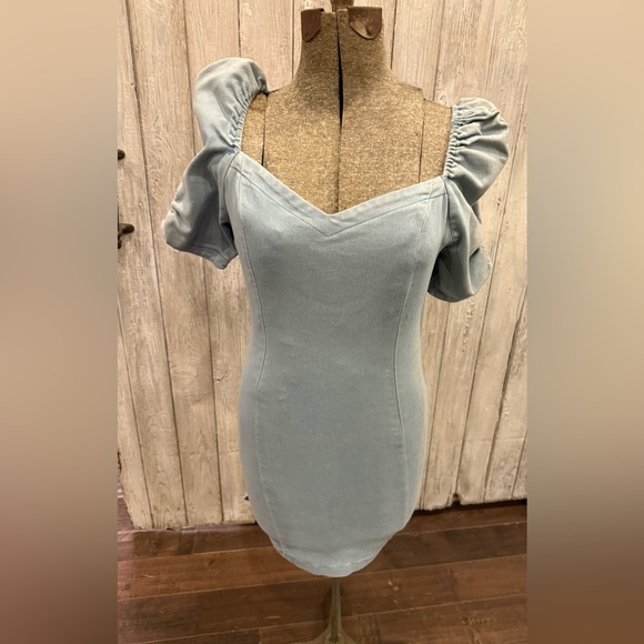 Chic Light Blue Denim Mini Dress with Puff Sleeves - Picture 1 of 9